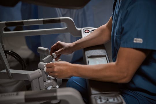 surgeon-hands-on-controls-articulation